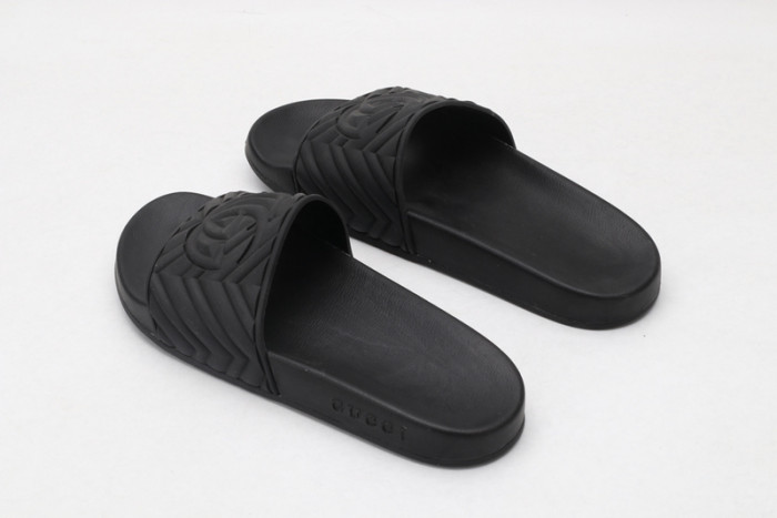 gucc slippers all  black