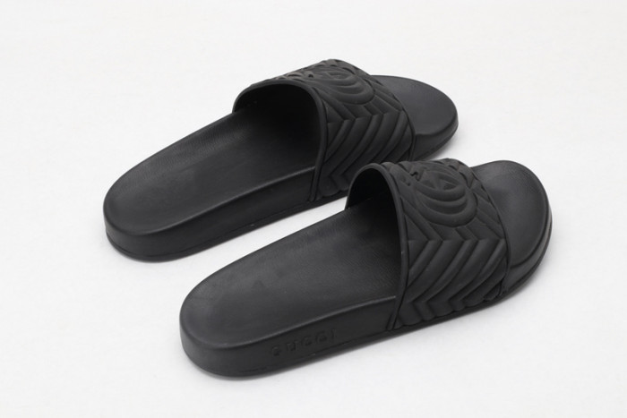 gucc slippers all  black
