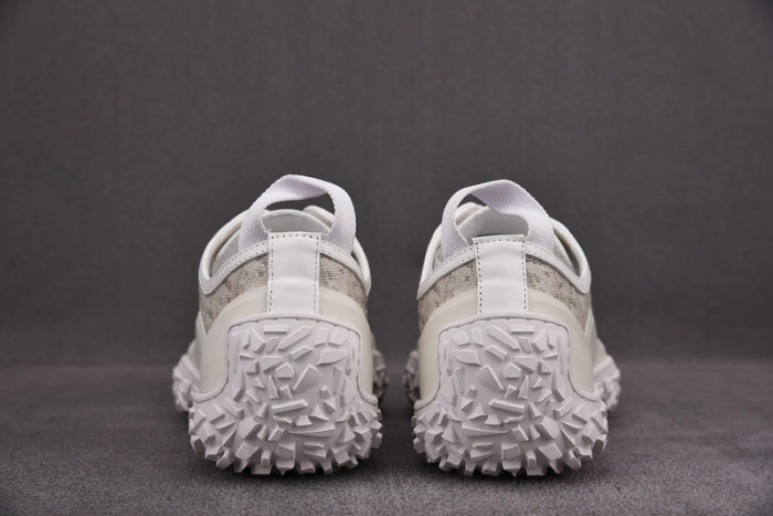 d10r b28 oblique low top sneaker