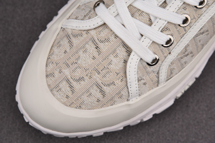 d10r b28 oblique low top sneaker