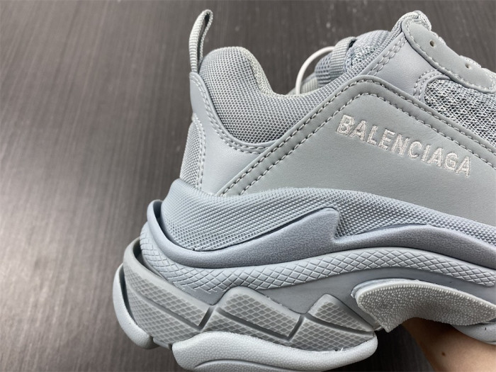 blcg sneaker triple.s. 524039 w2fw1 4700