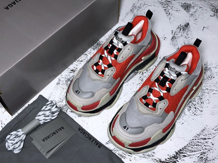 blcg triple s trainer  grey red 536737 w09oh 6151