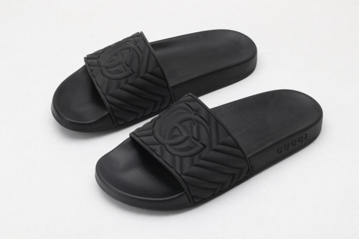gucc slippers all  black