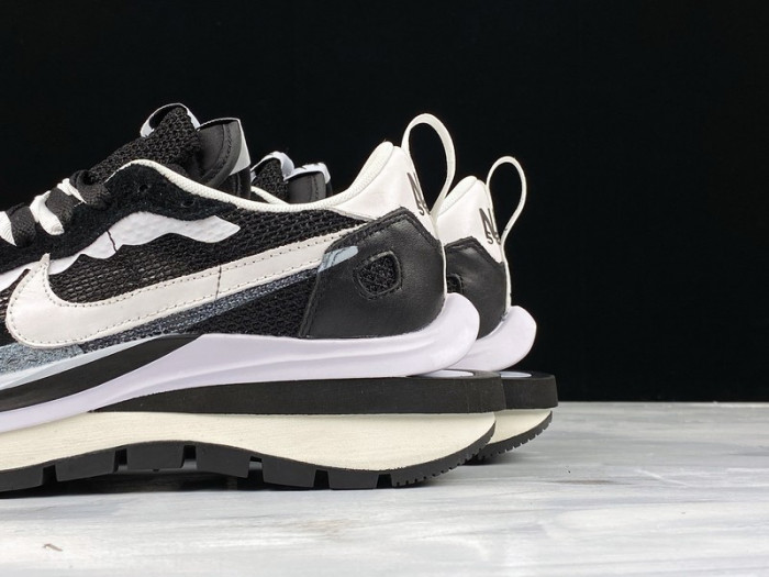 nike vaporwaffle sacai black white - cv1363-001