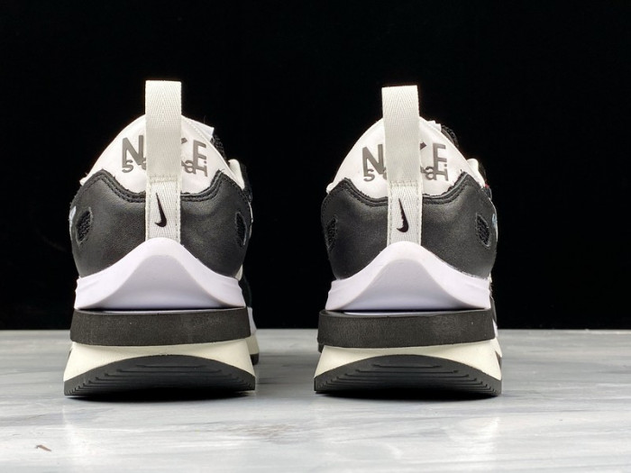 nike vaporwaffle sacai black white - cv1363-001