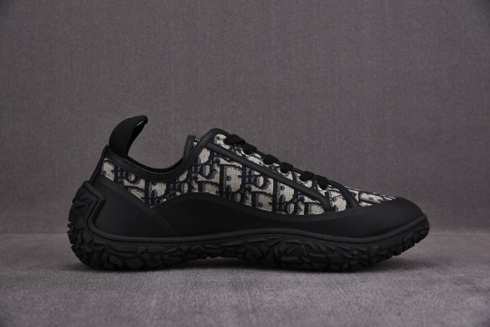 d10r b28 oblique low top sneaker
