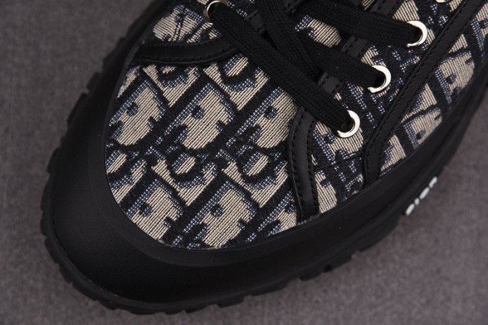 d10r b28 oblique low top sneaker