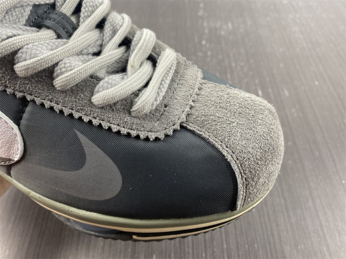 sacai x nike zoom cortez 4.0 dark grey white green dq0581-001