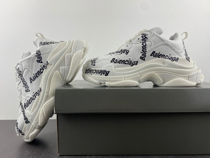 Ba*len*cia*ga triple s