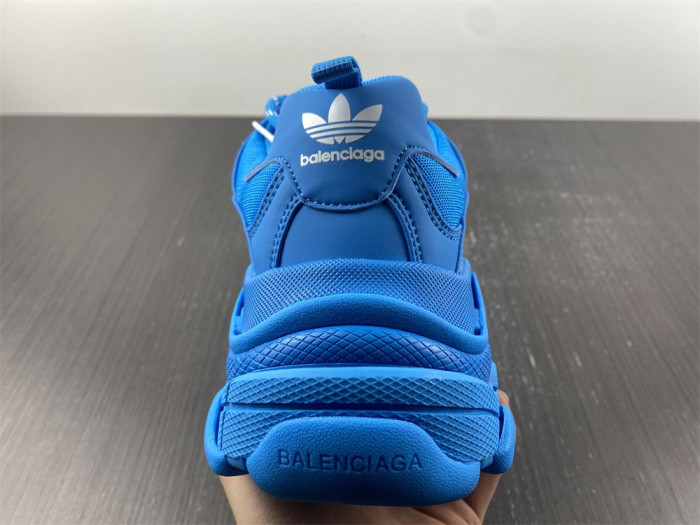 Ba*len*cia*ga triple s