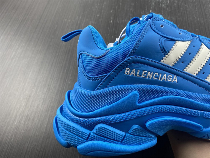 Ba*len*cia*ga triple s