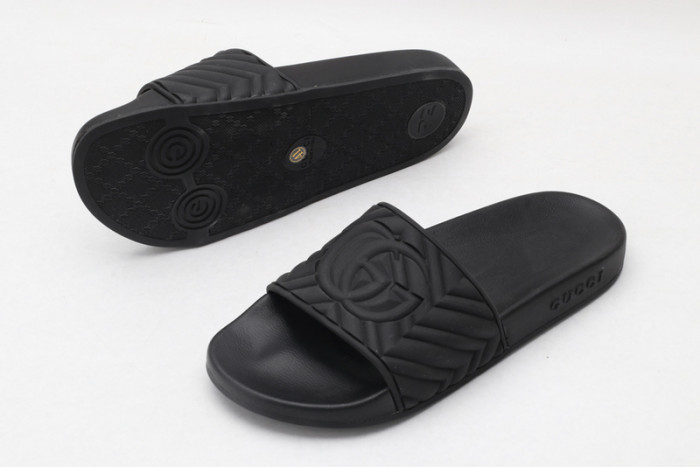 gucc slippers all  black