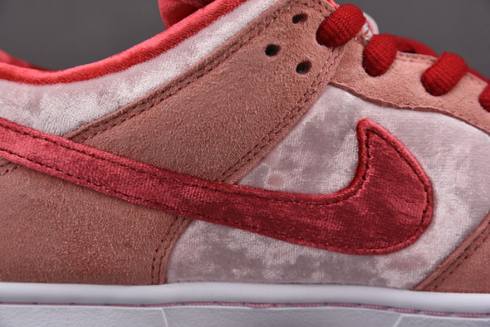 nike sb dunk low strangelove skateboards  ct2552-800