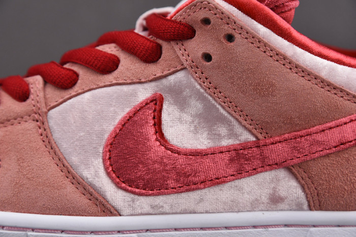 nike sb dunk low strangelove skateboards  ct2552-800