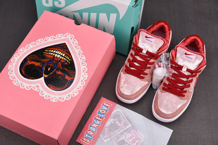 nike sb dunk low strangelove skateboards  ct2552-800