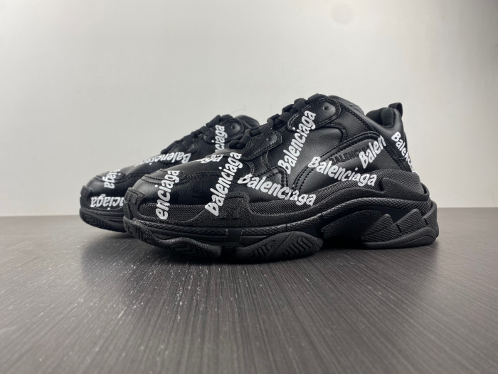Ba*len*cia*ga triple s