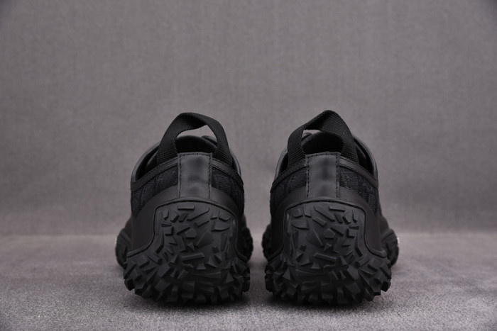 d10r b28 oblique low top sneaker