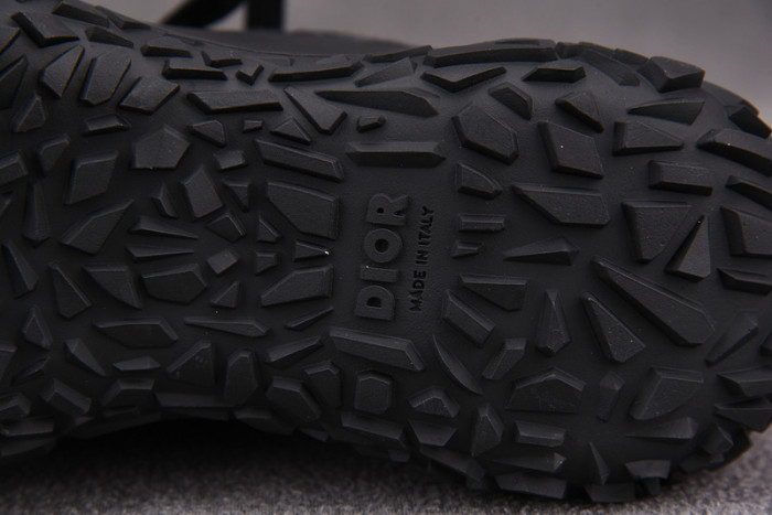 d10r b28 oblique low top sneaker