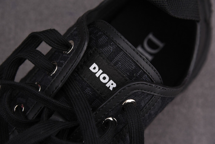 d10r b28 oblique low top sneaker