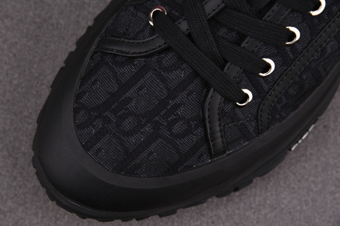 d10r b28 oblique low top sneaker
