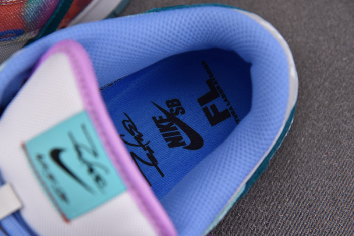 futura laboratories x nike sb dunk low hf6061-400