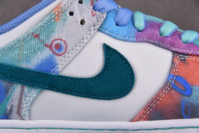 futura laboratories x nike sb dunk low hf6061-400