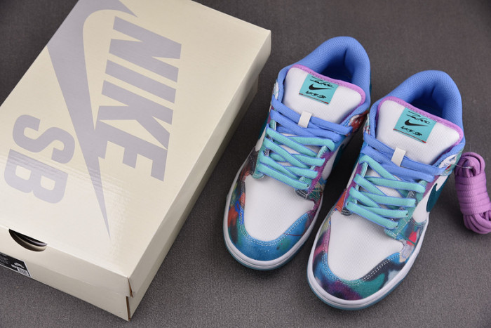 futura laboratories x nike sb dunk low hf6061-400