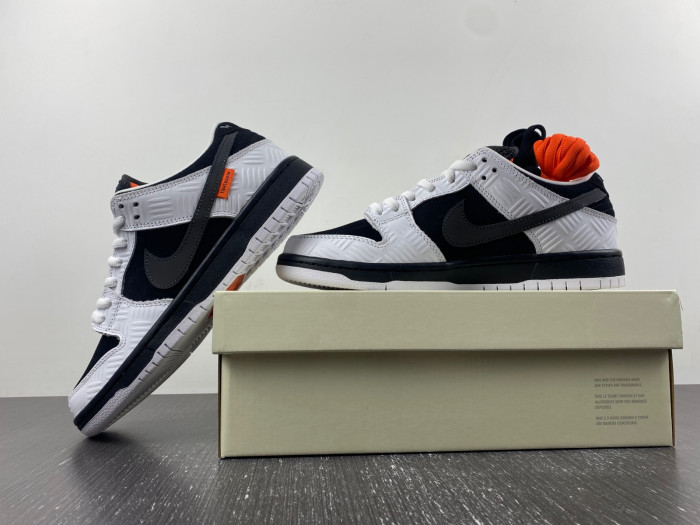 tightbooth x nike sb dunk low fd2629-100